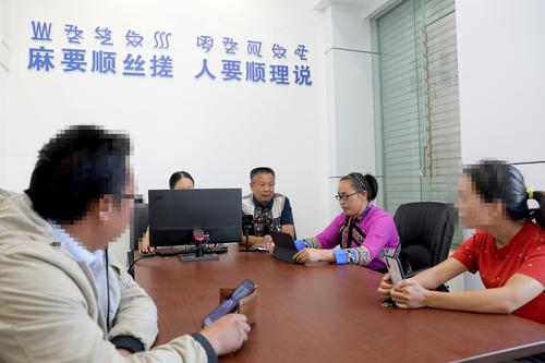 ”高玛饶“调解室特邀调解员进行双语调解图片1 (1)