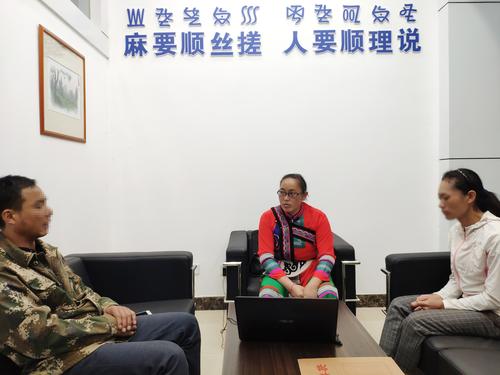 ”高玛饶“调解室特邀调解员进行双语调解图片1 (2)