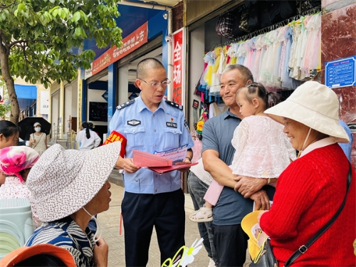 双报到党员到小旅馆发放守法告知书