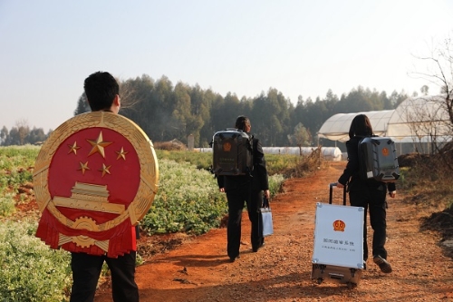 “背包法庭”走向彝乡群众心间