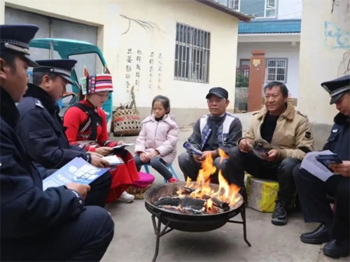 石林县公安局“彝汉”双语普法宣传小分队深入街道社区、田间地头，开展交通安全、防范电信诈骗、养老诈骗，国家安全法等内容的宣传4