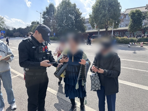 民警辅警帮助走散游客