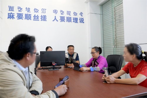 ”高玛饶“调解室特邀调解员进行双语调解